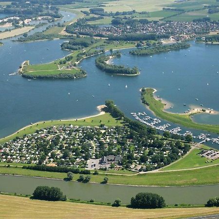 Recreatiepark Jachthaven De Veerstal Lathum - Luxe Chalet Exteriör bild