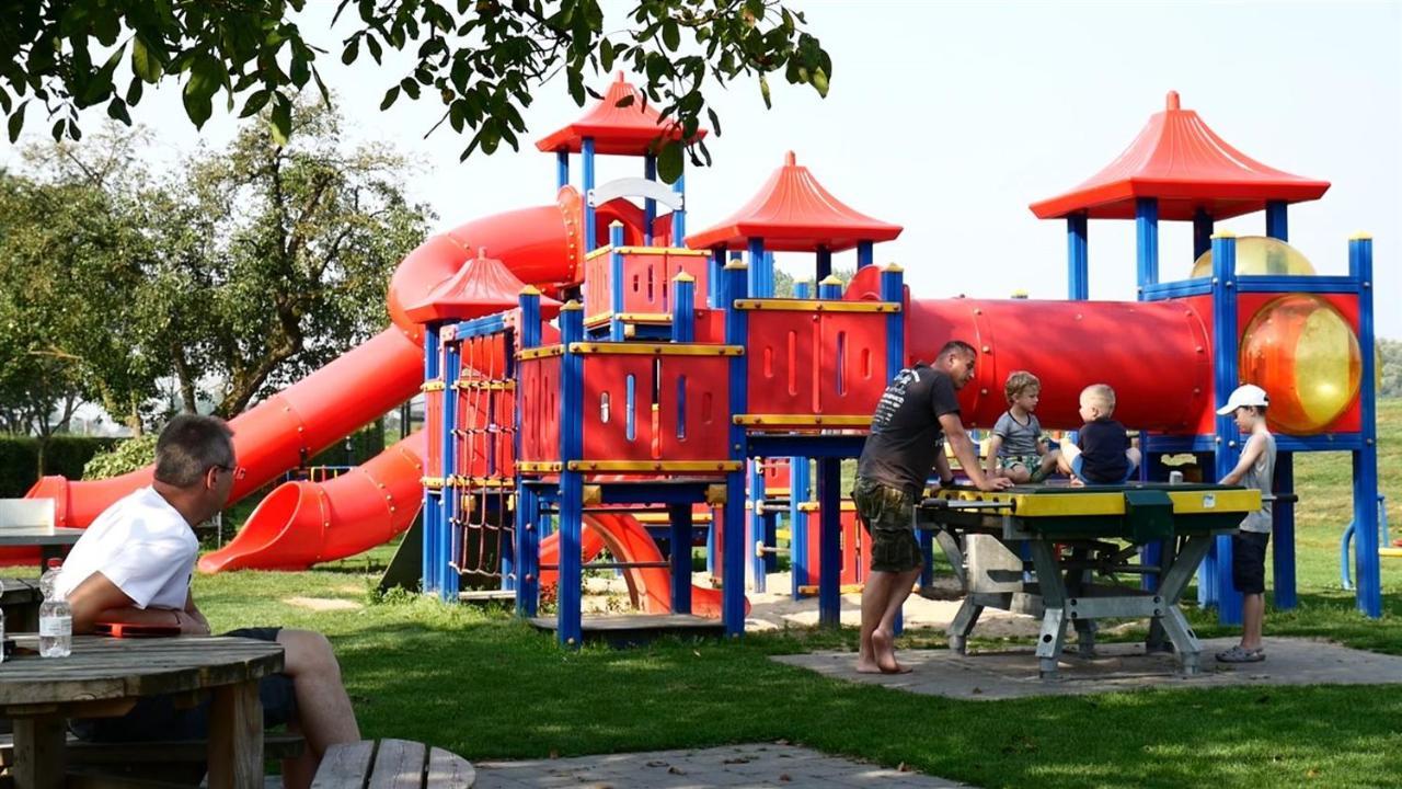 Recreatiepark Jachthaven De Veerstal Lathum - Luxe Chalet Exteriör bild