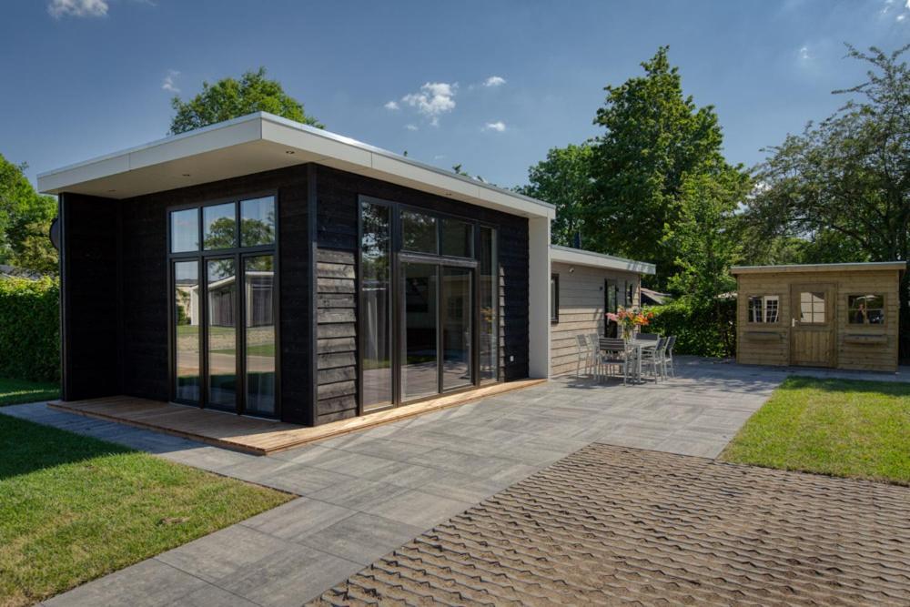 Recreatiepark Jachthaven De Veerstal Lathum - Luxe Chalet Exteriör bild
