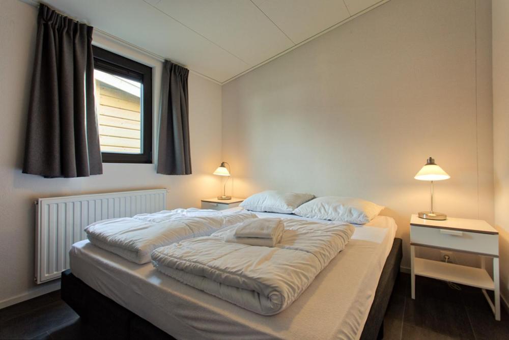 Recreatiepark Jachthaven De Veerstal Lathum - Luxe Chalet Exteriör bild