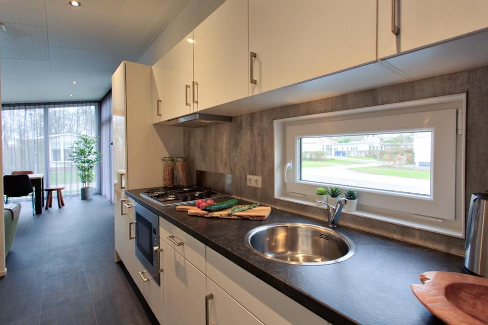 Recreatiepark Jachthaven De Veerstal Lathum - Luxe Chalet Exteriör bild