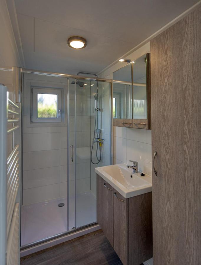 Recreatiepark Jachthaven De Veerstal Lathum - Luxe Chalet Exteriör bild