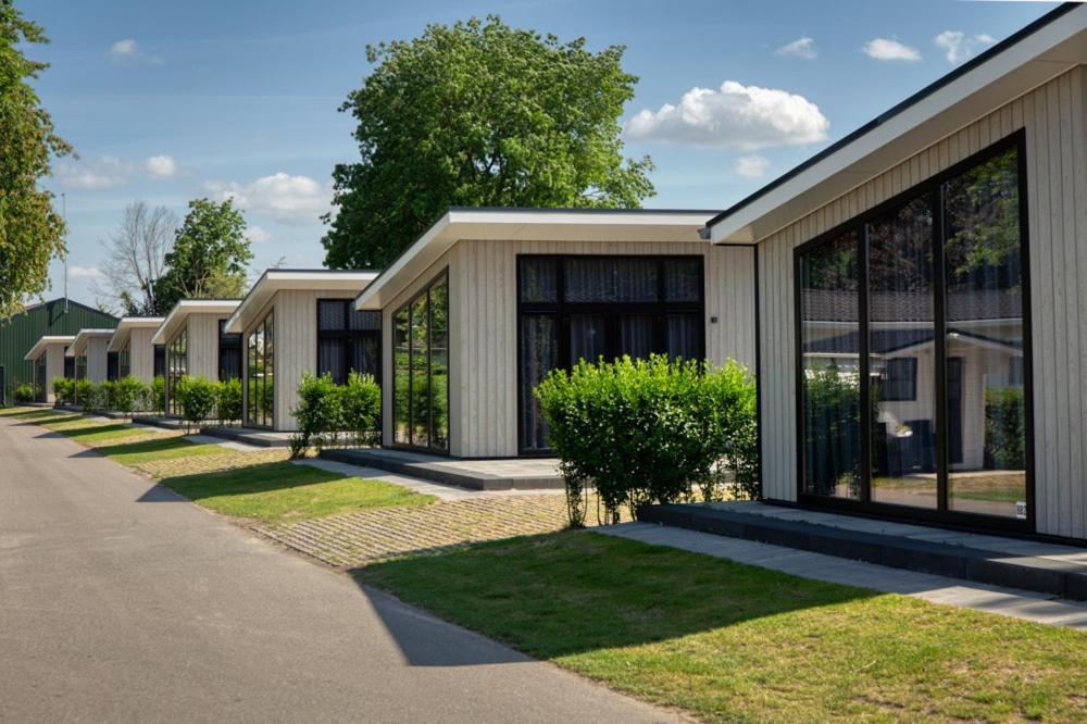 Recreatiepark Jachthaven De Veerstal Lathum - Luxe Chalet Exteriör bild