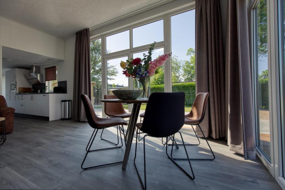 Recreatiepark Jachthaven De Veerstal Lathum - Luxe Chalet Exteriör bild