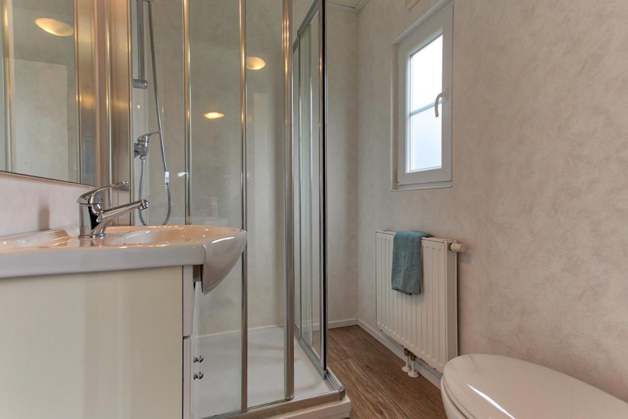 Recreatiepark Jachthaven De Veerstal Lathum - Luxe Chalet Exteriör bild