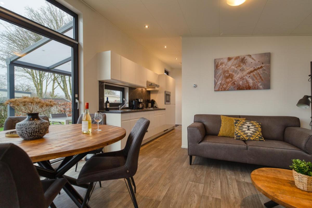 Recreatiepark Jachthaven De Veerstal Lathum - Luxe Chalet Exteriör bild