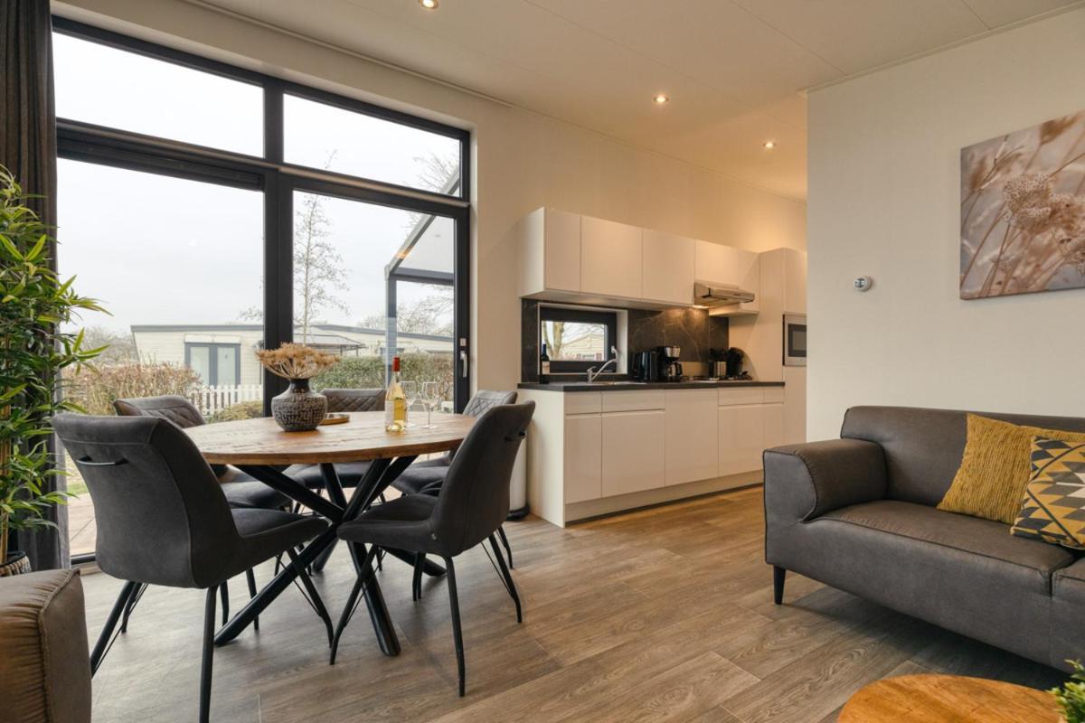 Recreatiepark Jachthaven De Veerstal Lathum - Luxe Chalet Exteriör bild